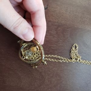Time turner necklace with gold sand
